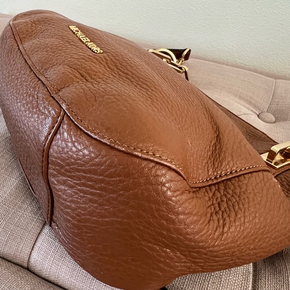 Authentic Michael Kors Leather Crossbody Shoulder Bag - Picture 5 of 10